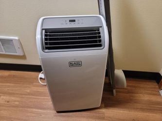 14,000 BTU 700sqft air conditioner Black + Decker w/ window kit