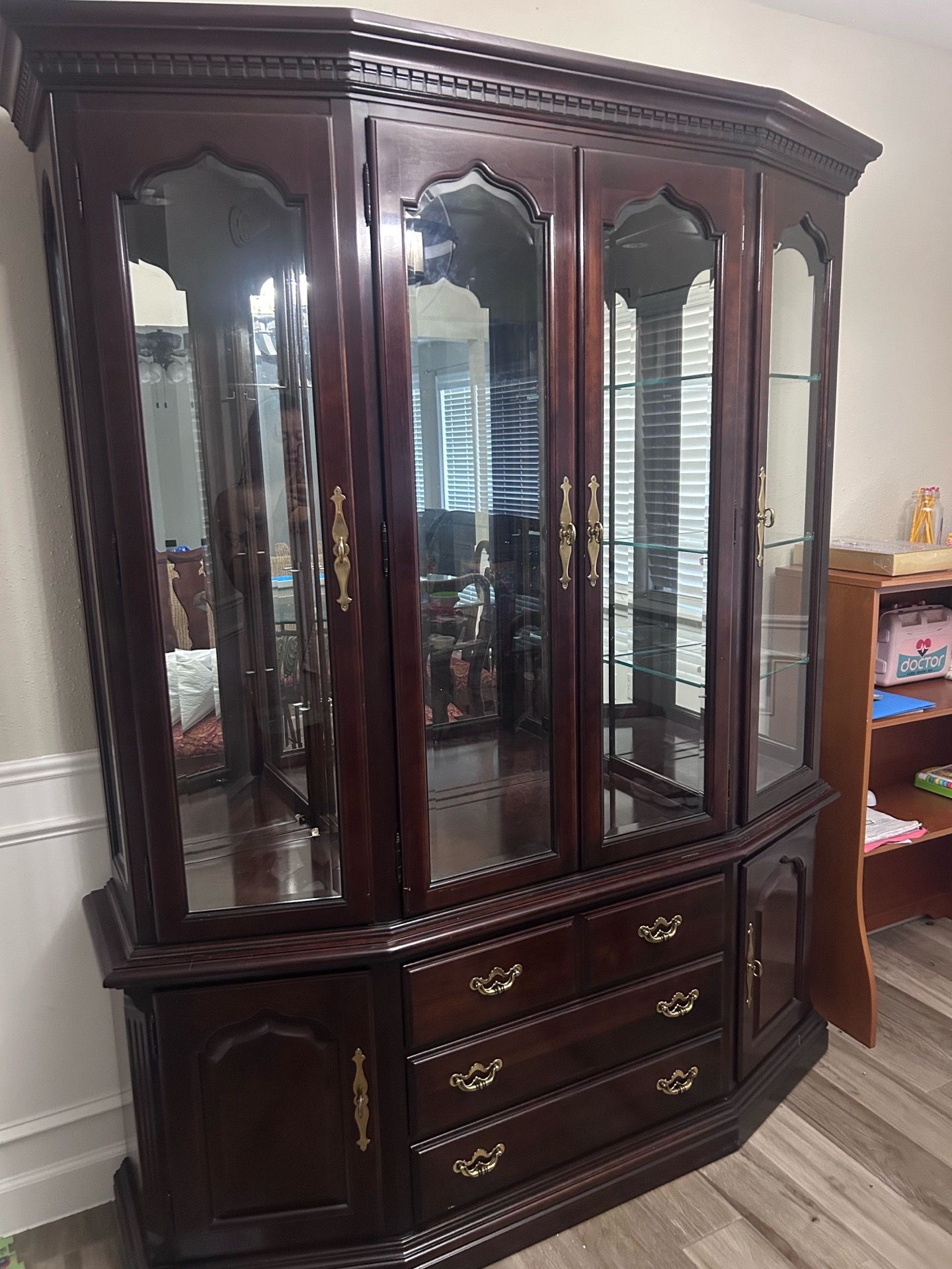 Beautiful Dark Wood China Cabinet / Curio Cabinet with glass shelves & interior lighting – Excellent Condition