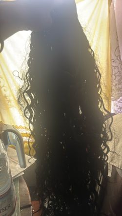 peluca negra muy bonita pelo chino trae  como amarrarse y copa para  la  cabeza y peineta. esta muy segura