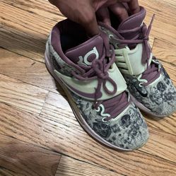 Kds BasketBall Shoes Size 9.5 