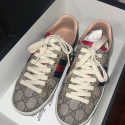 Gucci GG Supreme Sneakers 