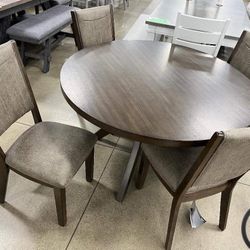 Wittland Dining Room Set Dining Table and 4 Chairs 