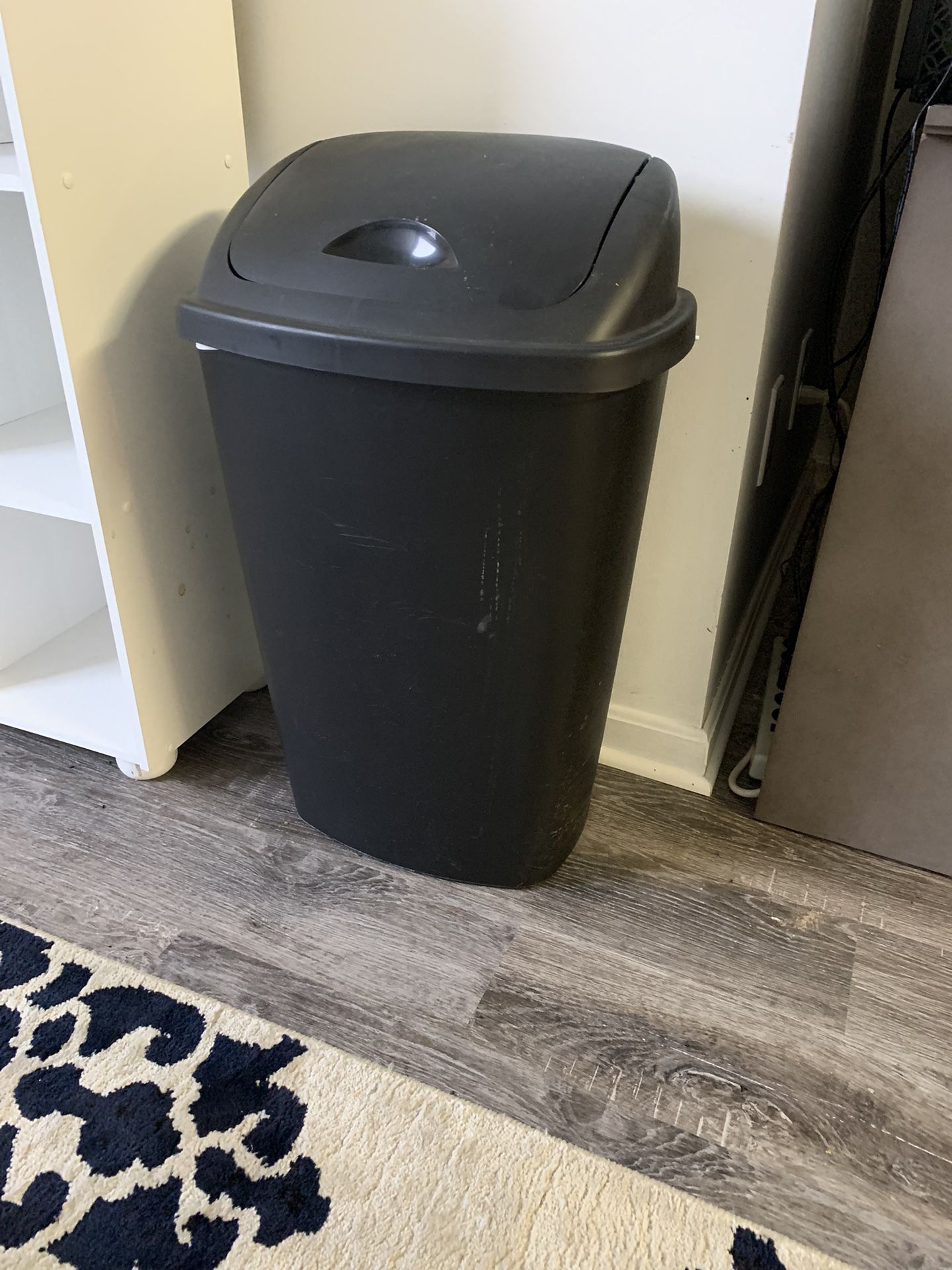 Plastic Garbage Can With Lid.