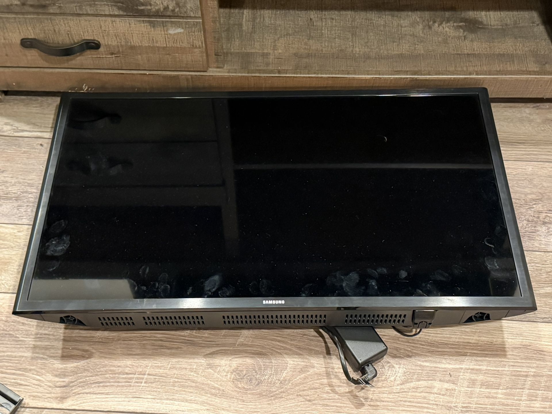 Samsung 32 Inch Smart TV With wall mount