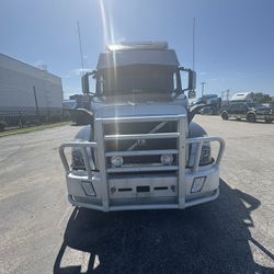 2004 Volvo VNL 780