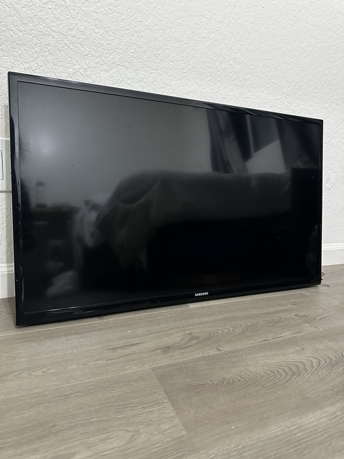 Samsung 31.5 Inch LED HDTV + Wall Mount