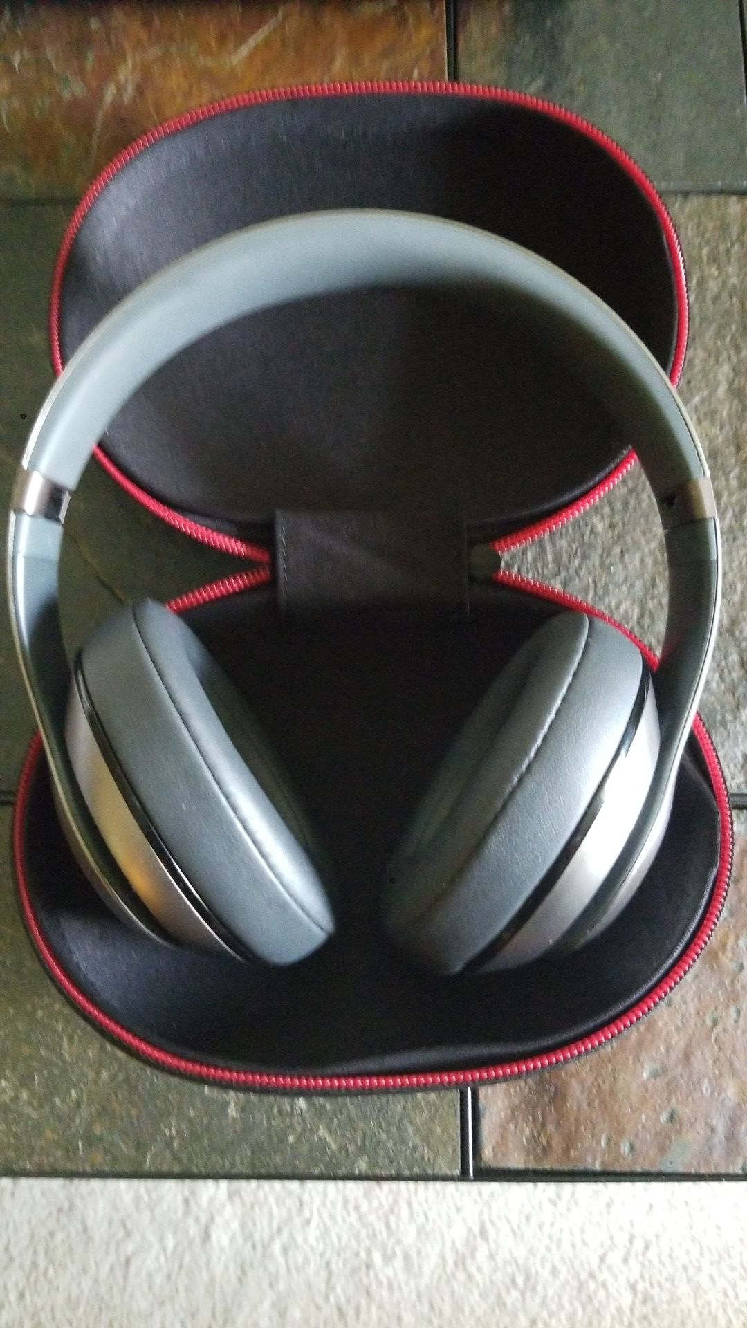 Studio wireless beats.. harmon kardon bt speaker