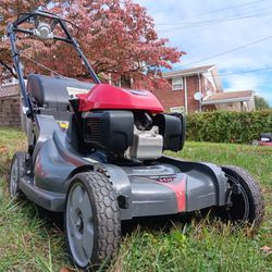 Honda HRX217 VKA 4-in-1 Versamow Lawn Mower w/ Select Drive