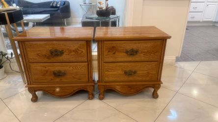 Set of 2 Solid Oak Nightstands / Side Tables