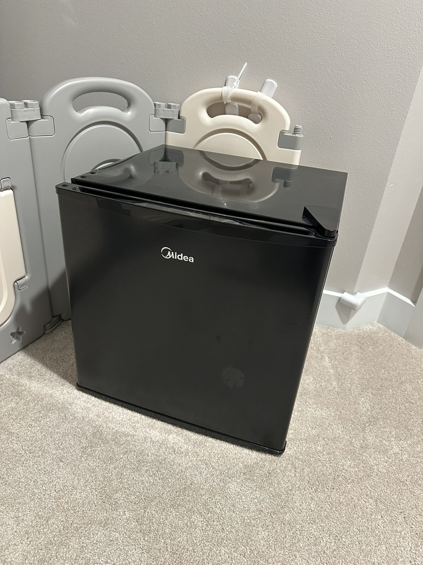 Midea WHS-65LB1 Compact Single Reversible Door Refrigerator