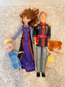 Disney Frozen Royal Family with 4 Dolls Including Toddler Anna and Elsa