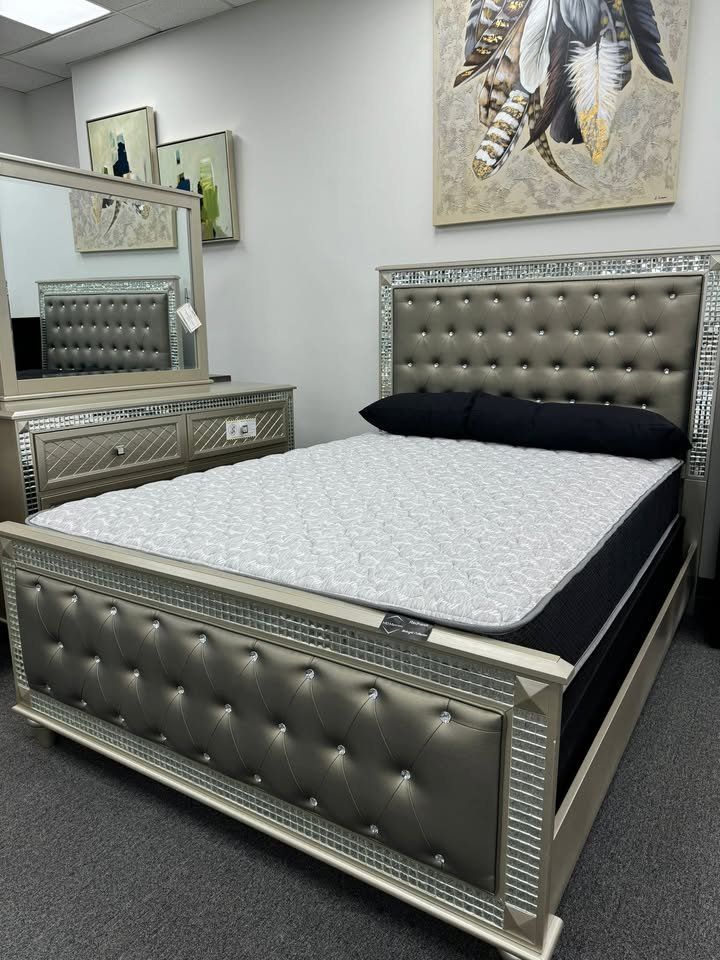 Elegant style Queen Bedroom Set Featuring Acrylic Finish and mirror trim