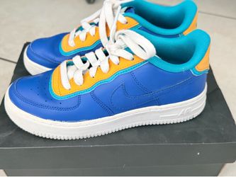 Boys Nikes size 4.5