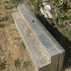 Truck storage box for side of bed in decent shape. Would make a good storage box for the front of a utility trailer.  No key for the lock. The piston 