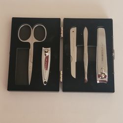 Nike Golf stainless steel manicure pedicure set 5 pieces. New, never 
been used. Comes with metal case (light case wear).
Weight 6oz plus shipping mat