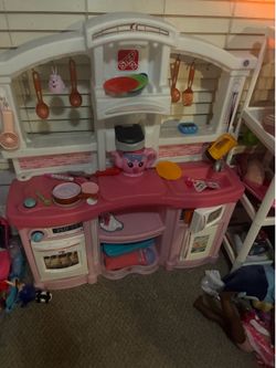 Adorable kitchen excellent for 1-6yr old girl - toys and utensils included