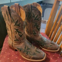 Beautiful Leather Boots Size 10 1/2 B