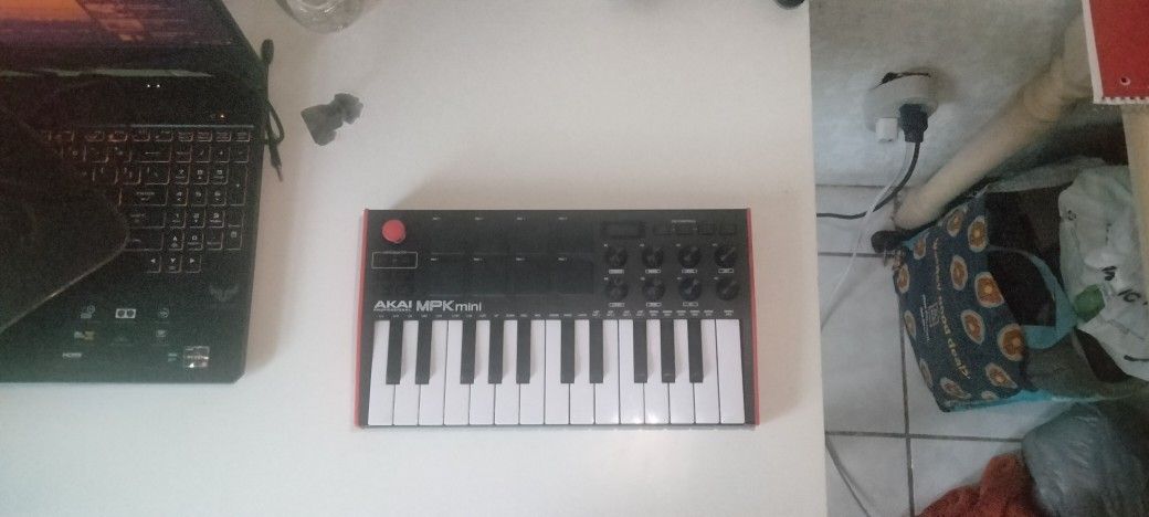 Akai MPK MK3 Midi Keyboard White