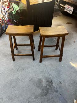 2 Wooden stool/2 bancos de madera