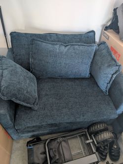 FREE COUCH | IMMEDIATE GIVE AWAY (MORGAN HILL)