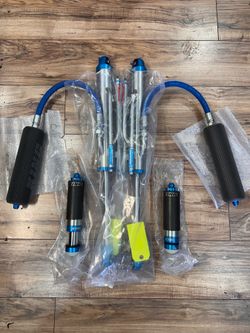 Pair of King Shocks 2.0x2.0 new bump stops with cans