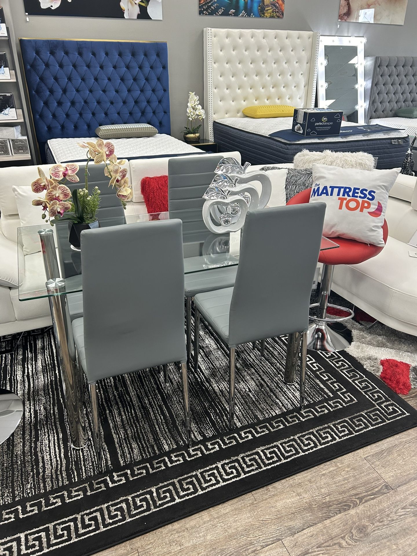 Dining Set Clear Top 4 Chairs Grey ( Only 10 Down)