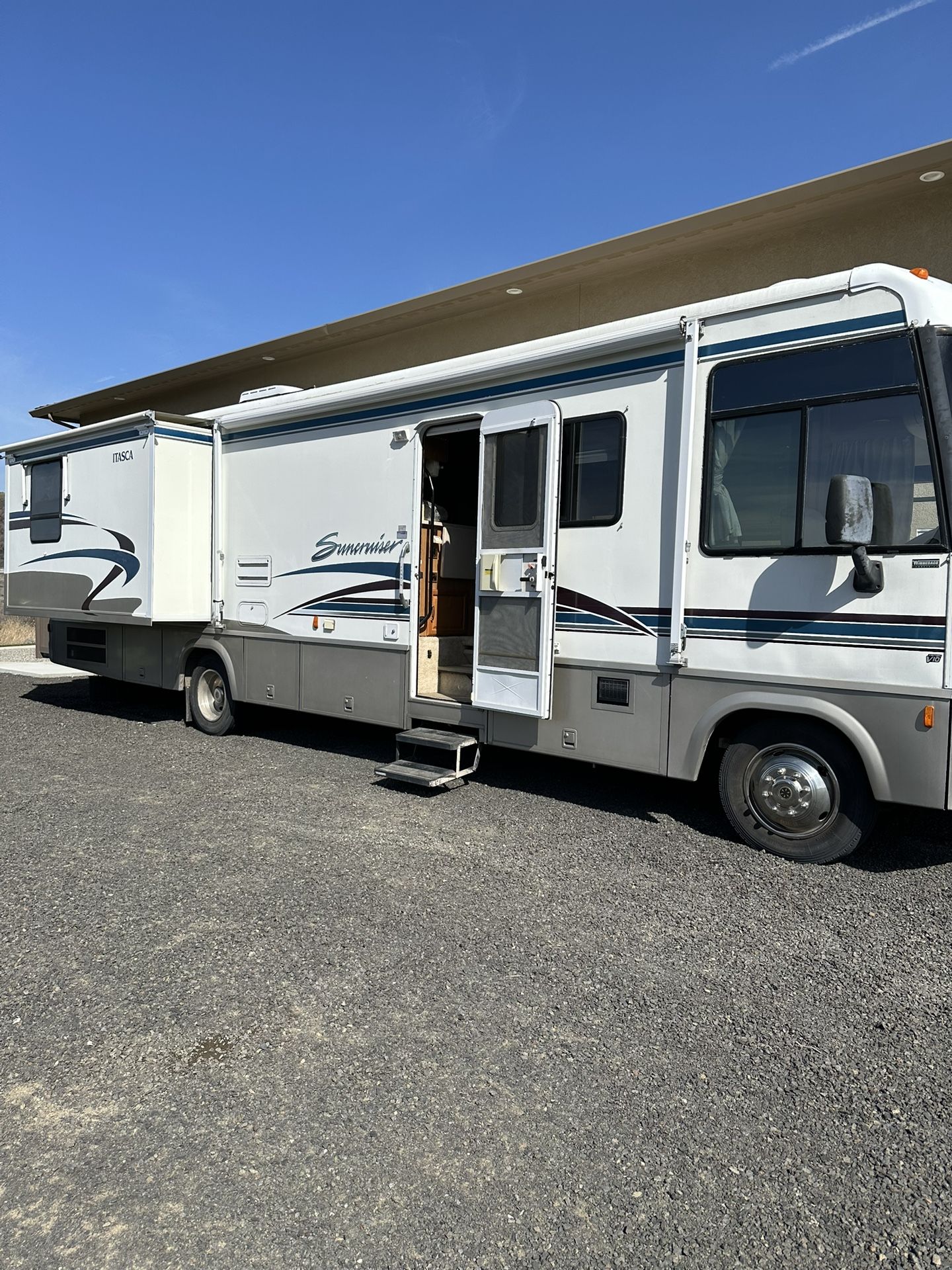 35’ 2000 Itasca Suncruiser