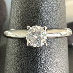 14k white gold 0.32ct Round Diamond Engagement Ring