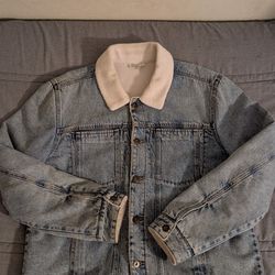 Classic Light Wash Denim Jacket with Sherpa Collar