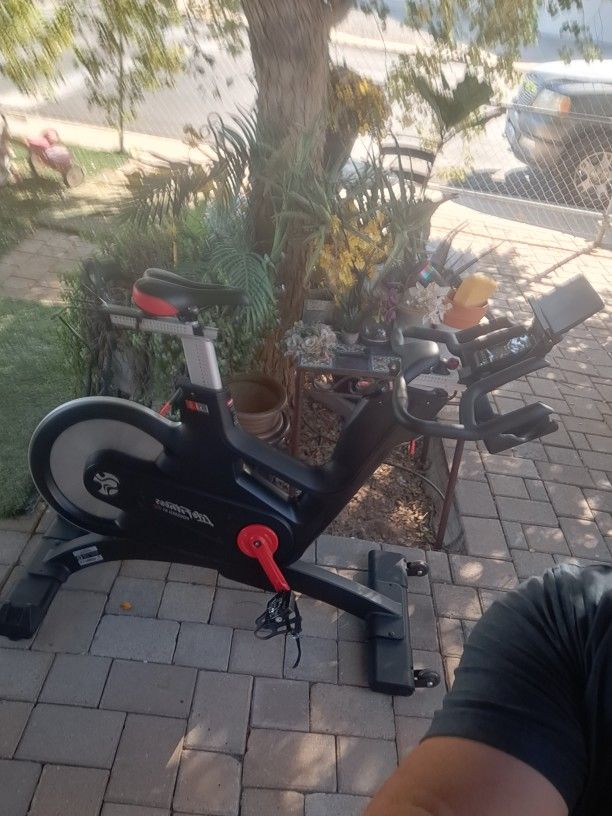Life Fitness IC7 Indoor Cycle stationary exercise bike