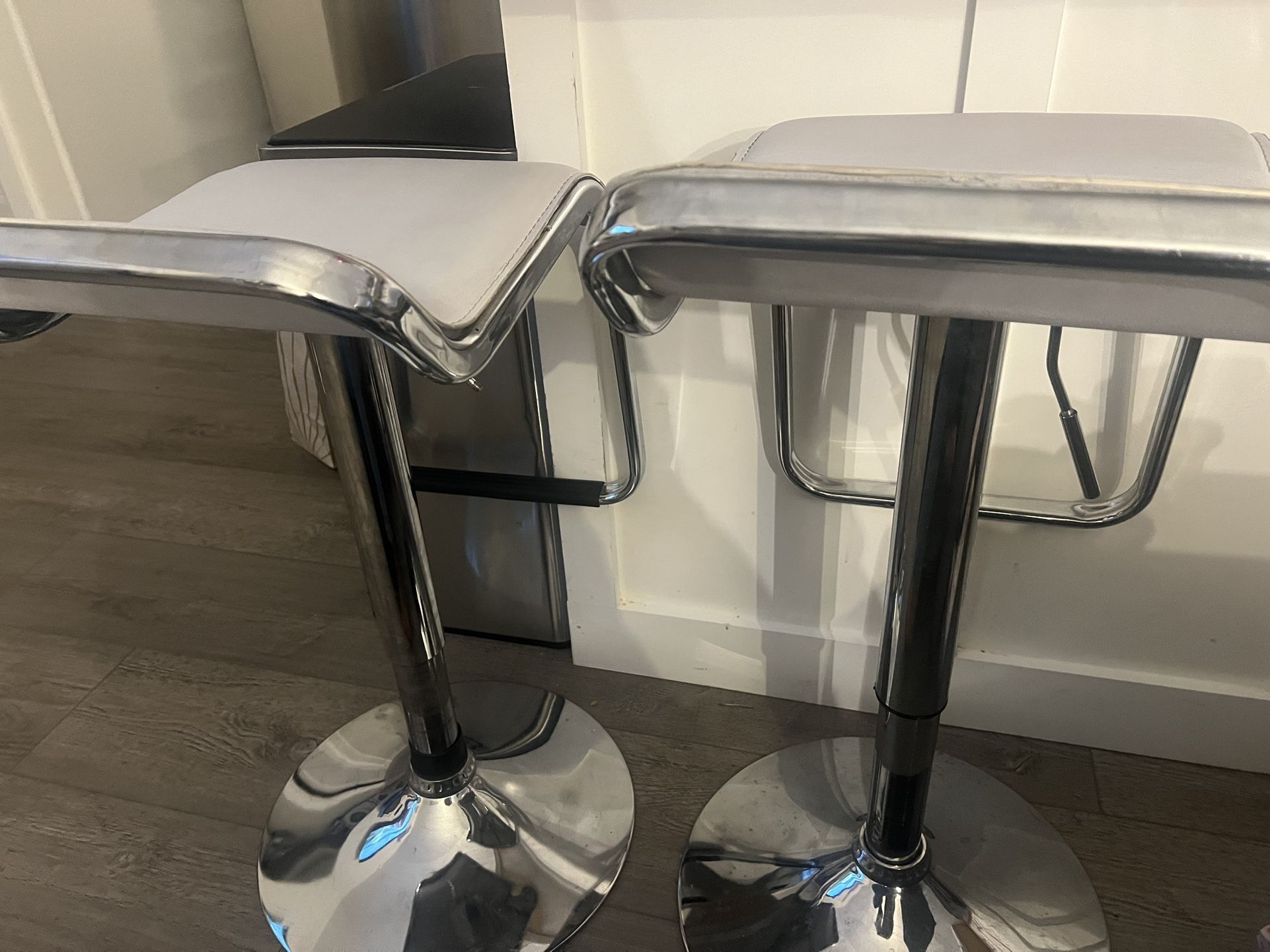 White Bar Stools 