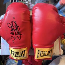 everlast boxing gloves Signed by Professional boxer Manny pacquiao