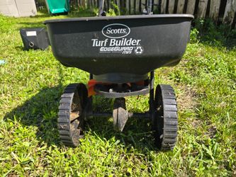 Scotts Turf Builder EdgeGuard Mini Broadcast Spreader