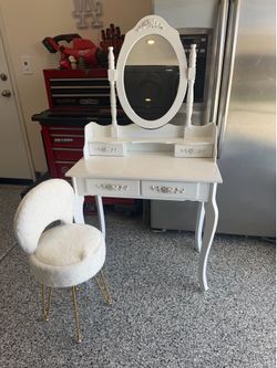 Girls vanity