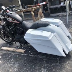 Harley Davidson Sportster 883 / Dyna / Sportster 5″ Dual Cut Out Saddlebags Kit + 6 x 9 Speaker Lids