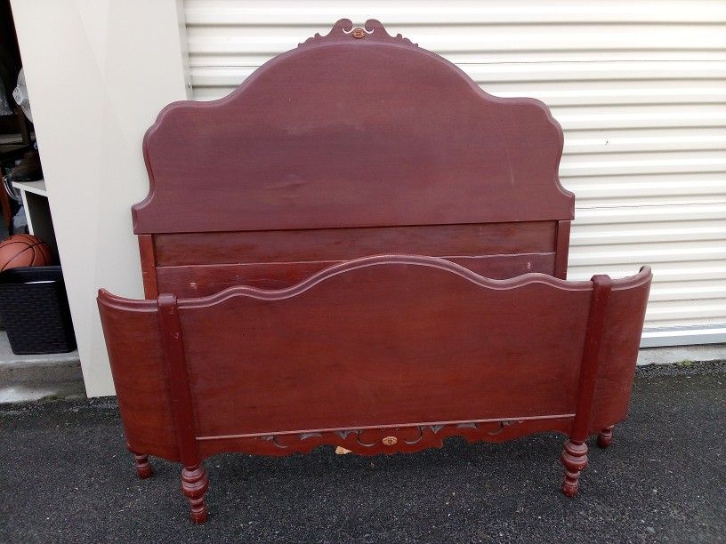 Antique Style Wooden Bed And Mattress Set