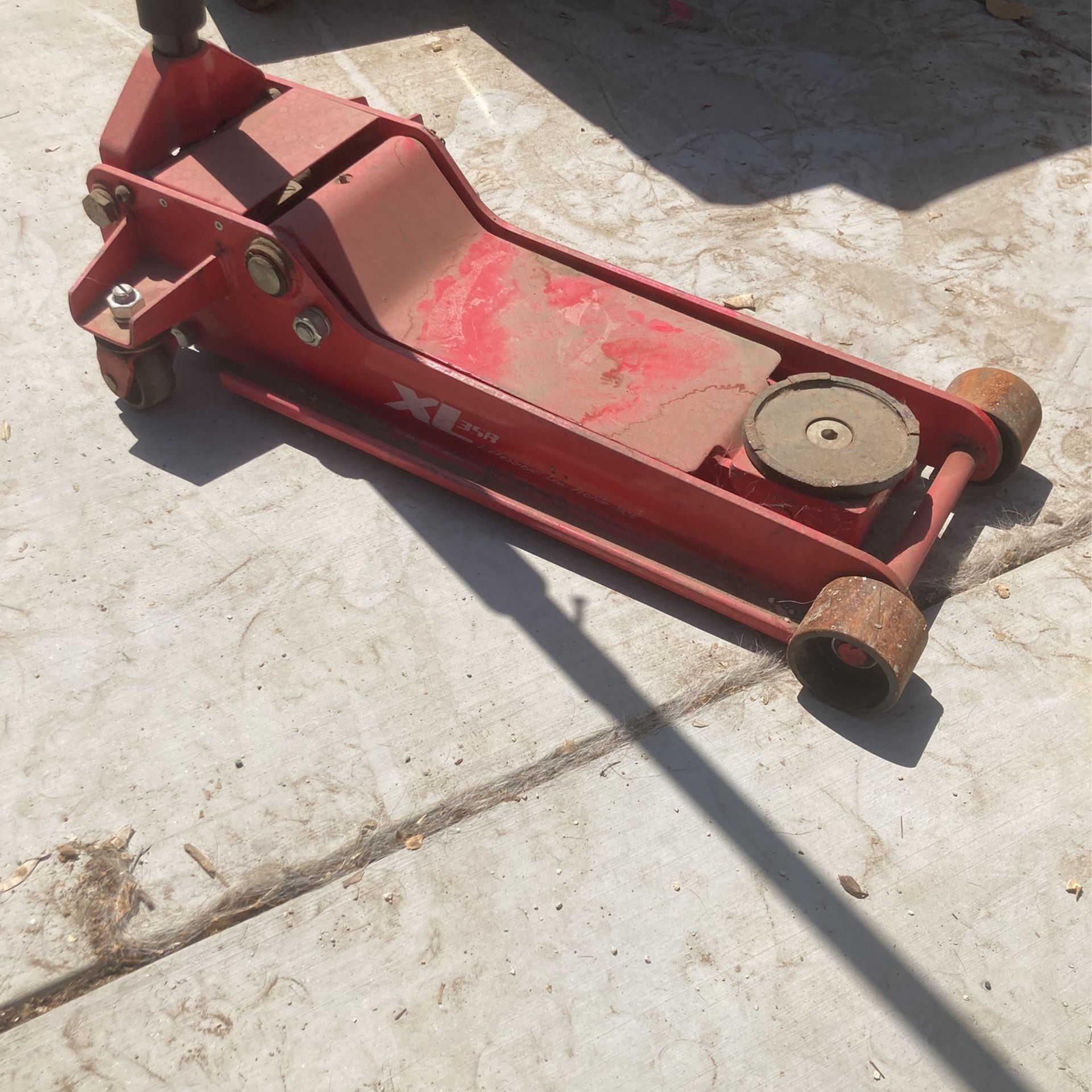 Arcan. It’s 3 1/2 ton floor jack XL35 R low profile model