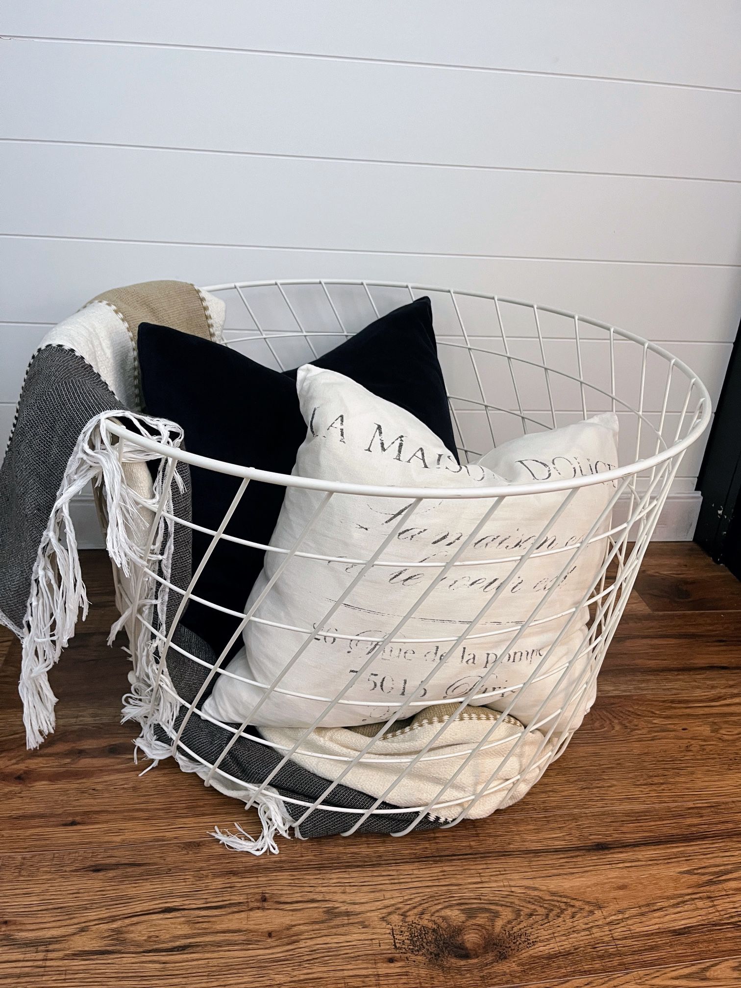 New condition Extra Large wire basket for storage💕