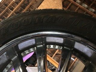 Tires 305/45R22 one rim is cracked