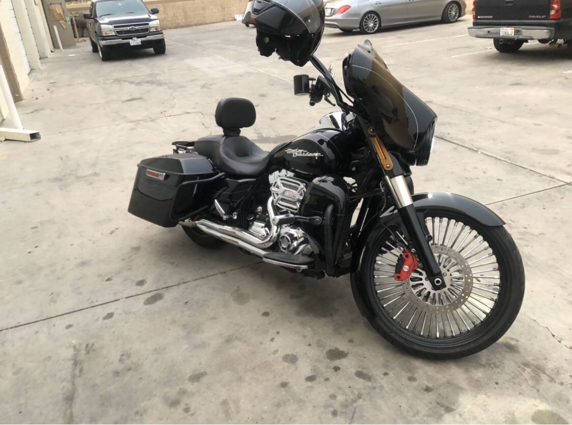 2015 street glide salvage title 14,000