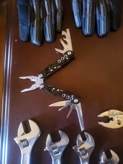 MENS TOOL SET. TOOL BAG INCLUDED.