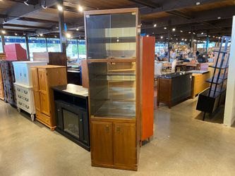 BROYHILL Display Cabinet with Upper Glass Doors