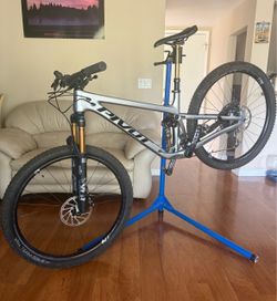 2024 Pivot Trail 429 Medium- Pro X01 Build (with Carbon Wheels)