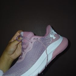 New Womens Under Armour Shoes Size 7.5 Tennis Para Mujer Nuevos