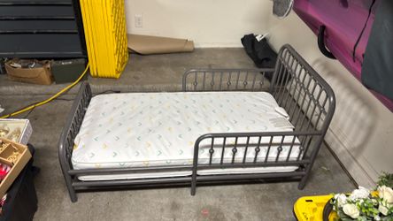Toddler bed