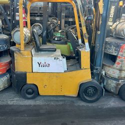 $2500.  Forklift  Runs Good 