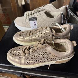 Size 7 Women Sneakers 