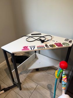 Corner table