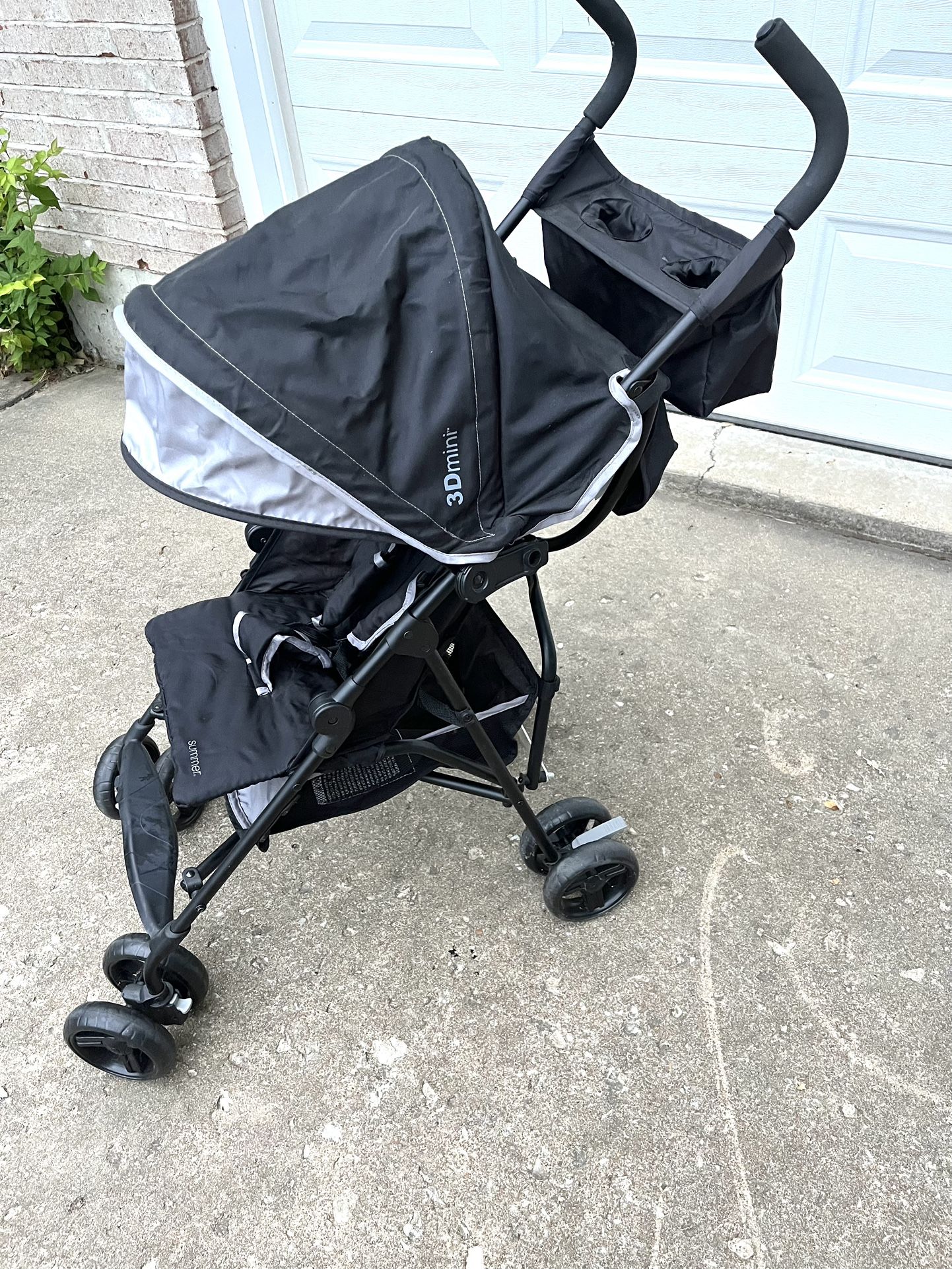 Summer Kids Stroller. Lights & Compact