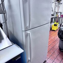 Insignia 18.1 Top freezer Refrigerator 